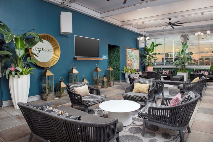 Lounge 38 of 50