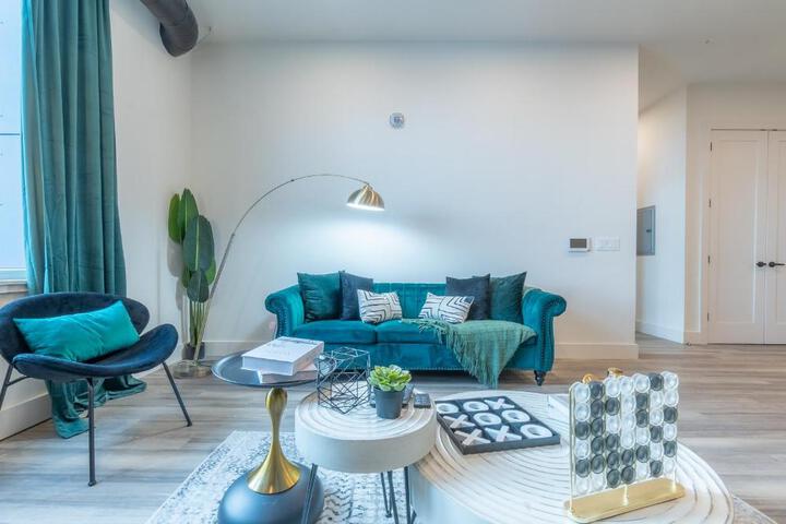 Emerald Escape Free Parking, 2 Bath, Sleeps 8 Near American Dream and The Airport, King Bed and 2 Queen Beds, Washer and Dryer