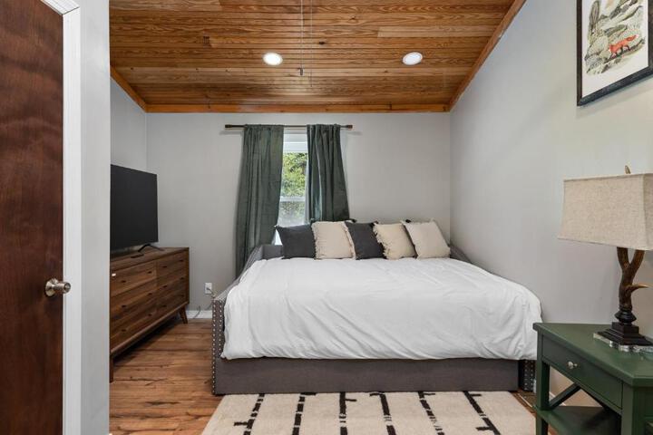 Spacious Cabin Near Hocking Hills and Caves with Hot Tub and Firepit