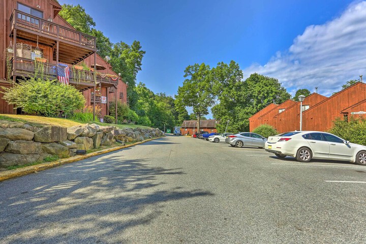 Sun-lit Vernon Condo 2 Mi to Ski Resort!