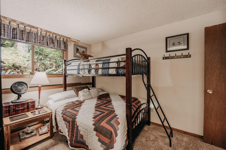 84SW - Sauna - Soaker Tub - Fireplace - Sleeps 6