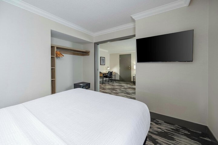 Sandman Signature Mississauga Hotel