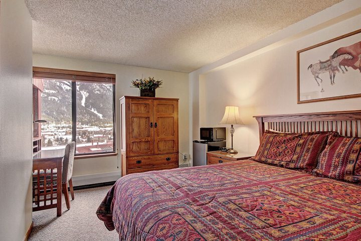 VS641H Village Square 1Br 1Ba Hotel Room