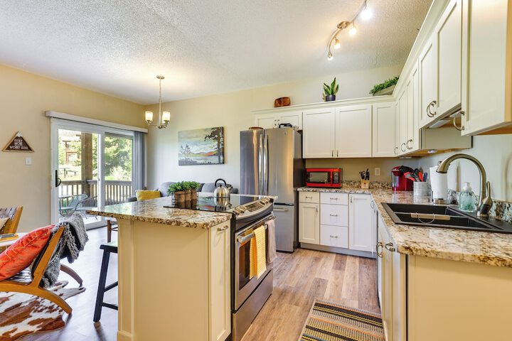 Ski Getaway! Mtn-view Condo Near Keystone Resort