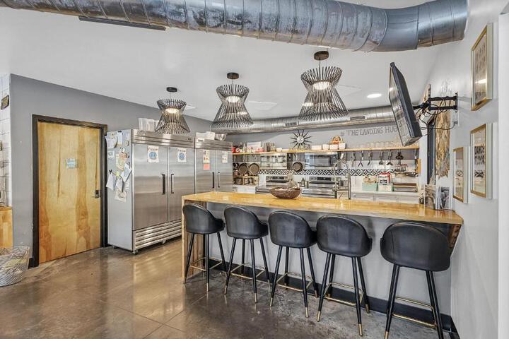 Travel themed group suite near Route 66