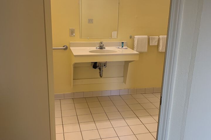 Relax Inn & Suites