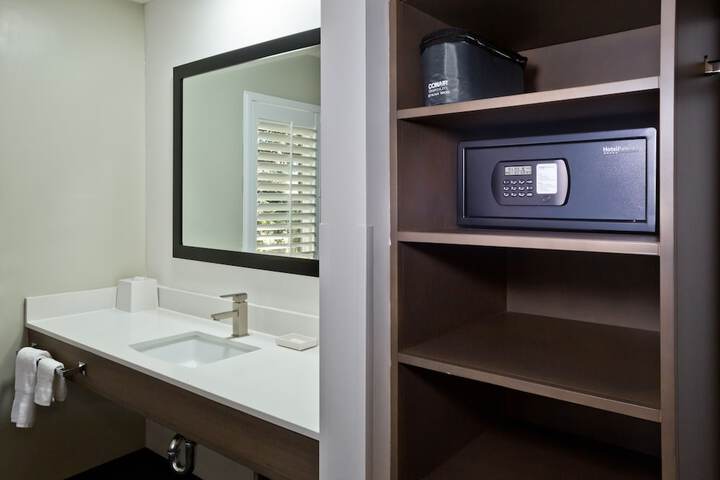 Room 32 of 45
