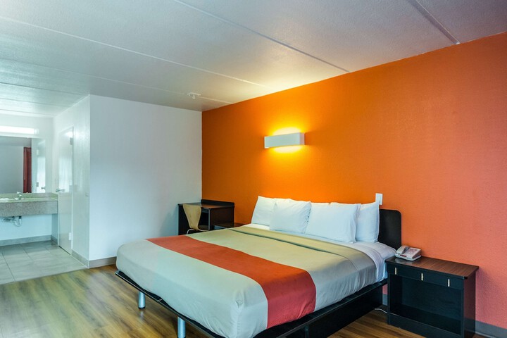 Motel 6 Cleveland TX