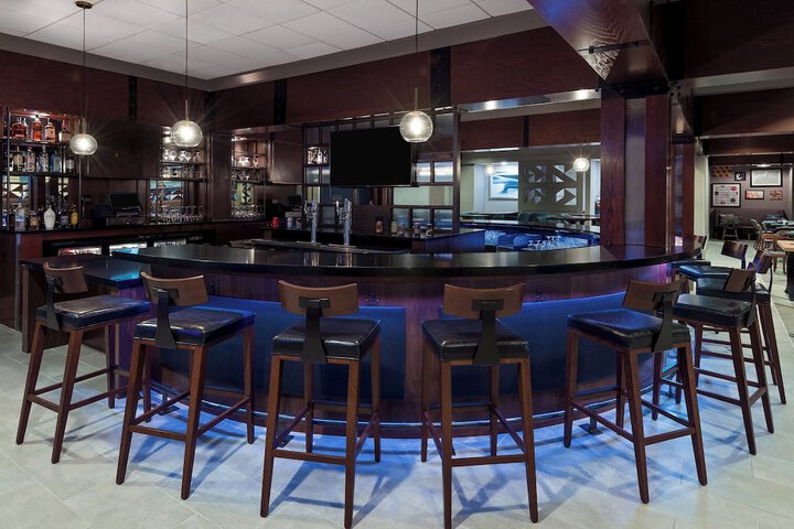 Lounge 23 of 24