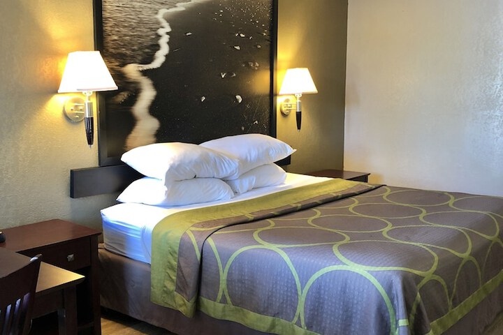Room 13 of 18