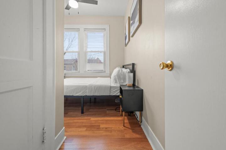 2-Story Stay with Game Lounge & Free Parking Spots - 5 mins to NYC Train