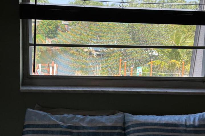 Waterfront corner 2 / 1 Apt