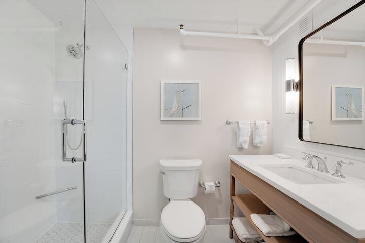 Newport Beach Hotel & Suites
