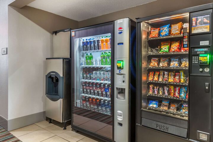 Country Inn & Suites by Radisson Watertown, SD