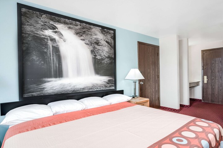 Super 8 by Wyndham Tomah Wisconsin