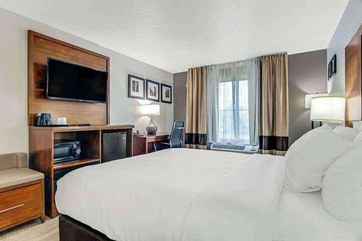 Comfort Suites near I-80 and I-94