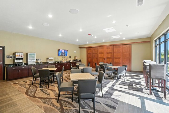 Cobblestone Hotel & Suites-Bellefontaine