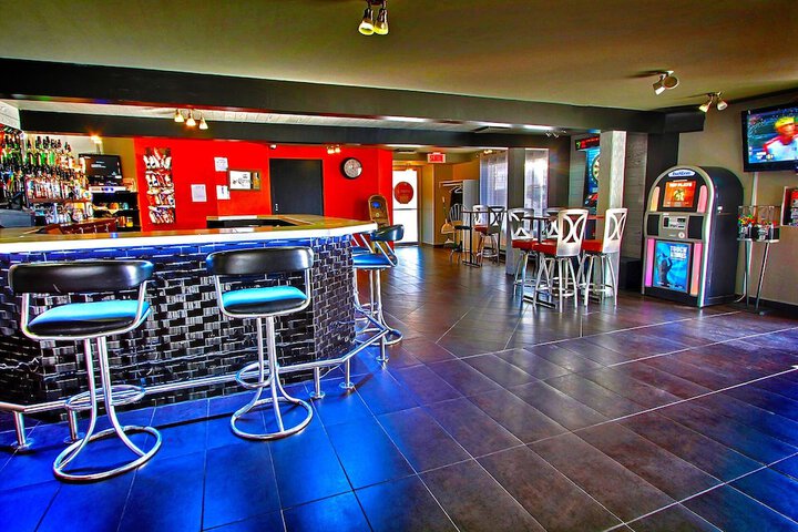 Lounge 26 of 36