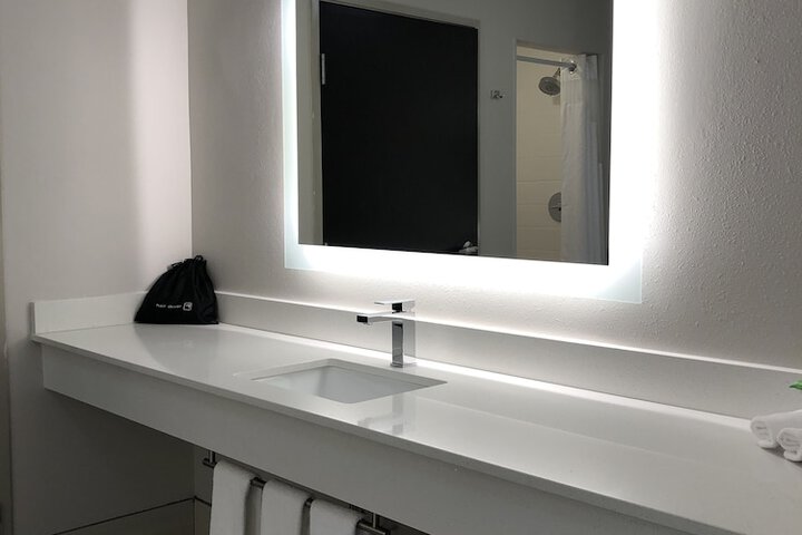 Room 43 of 65