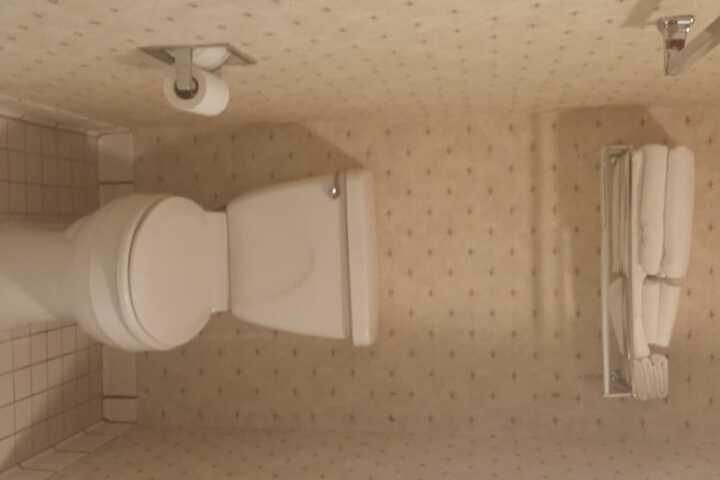 Room 10 of 32