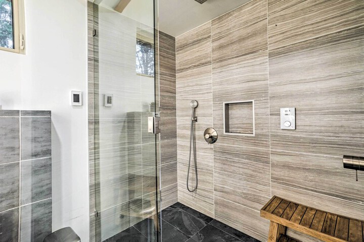 Heated Swim Spa! 15-acre Cabin on Skykomish River