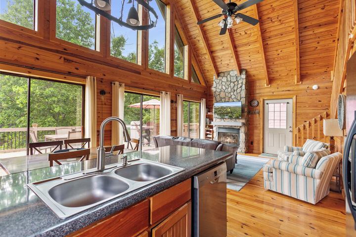 Lakefront Keowee Home w / Dock 14 Mi to Clemson