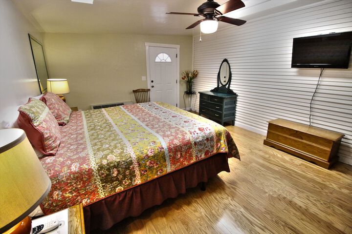 Peach Tree Inn & Suites