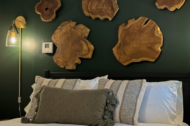 The Aurora Inn & Cottages