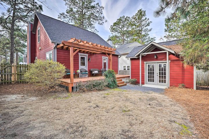 Cozy Southern Pines Retreat 1 Mi to Downtown!