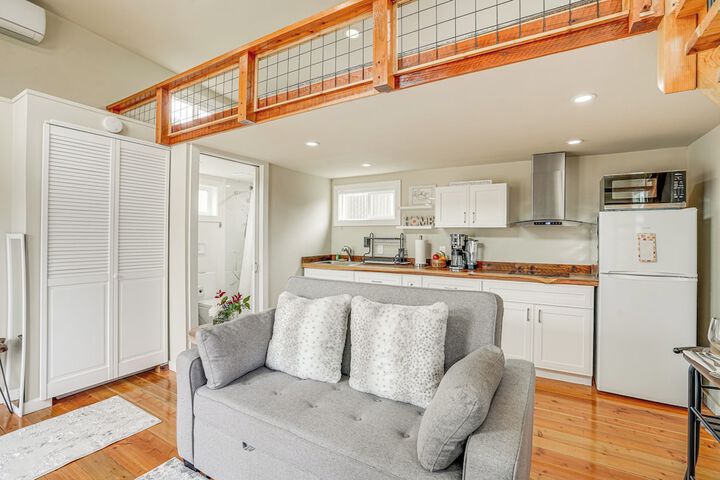 Pacheco / martinez Studio: 22 Mi to Dtwn Oakland!