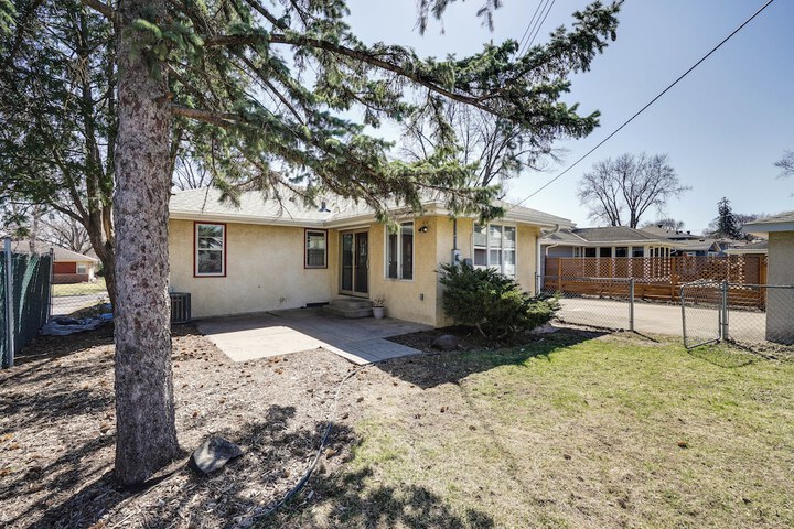 Inviting Minneapolis Vacation Rental w / Game Room!