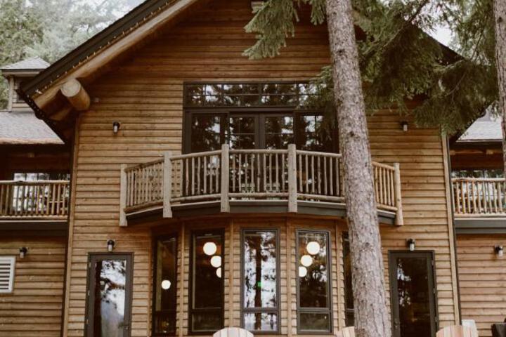 The Suttle Lodge & Boathouse