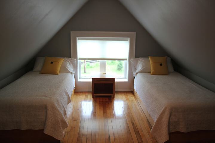 24 East Main Street B & B