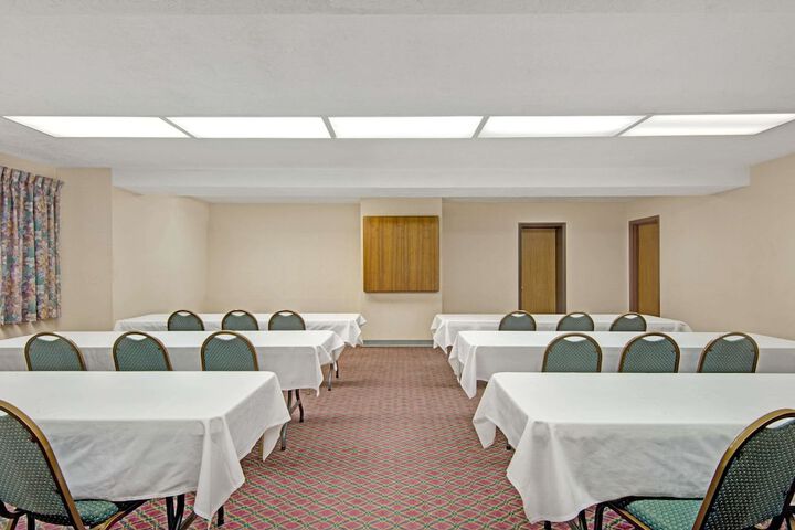 Days Inn by Wyndham Washington Pennsylvania