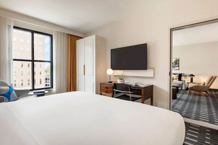 Room 28 of 87