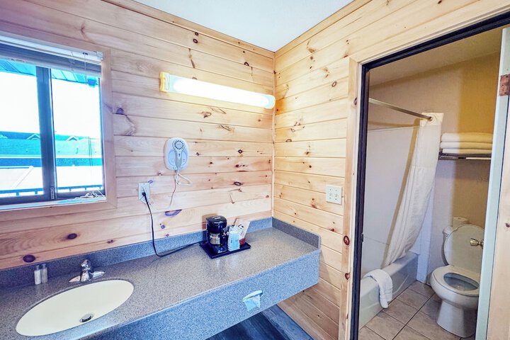 Days Inn by Wyndham Mackinaw City - Lakeview