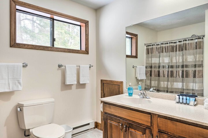 Hartford Escape w / Fire Pit 3 Mi to Ski & Golf!