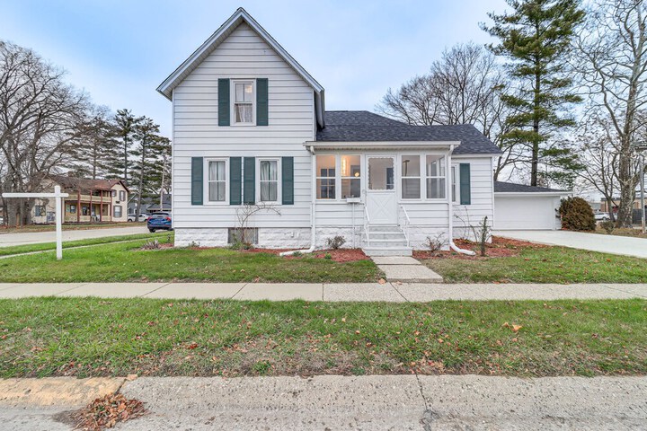 Michigan Retreat w / Screened-in Porch Near Lakes!