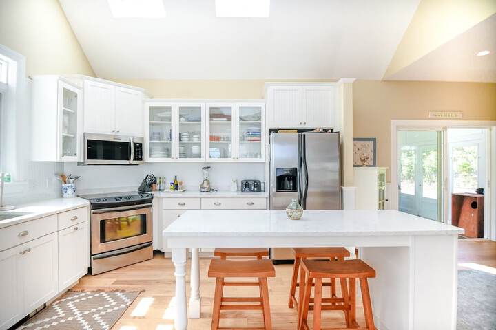 Stunning 5 Bdr Walk to York Harbor Beach!