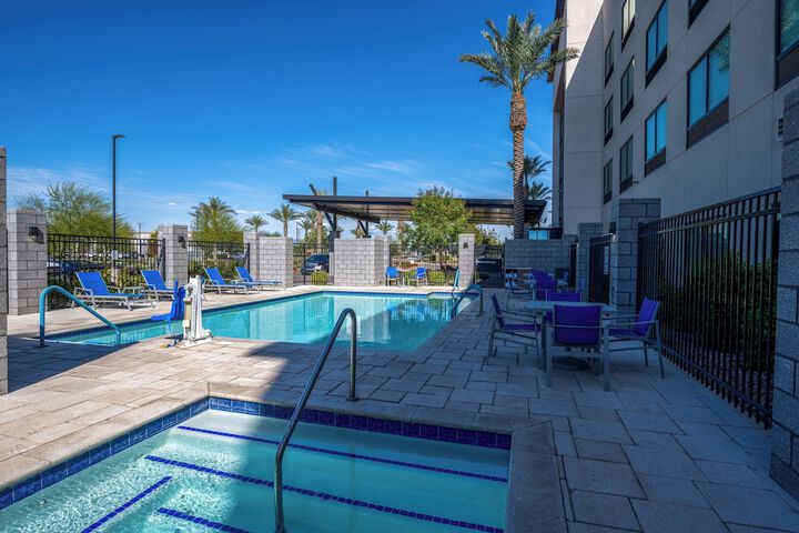 Holiday Inn Express & Suites Gilbert Mesa Gateway Airport by IHG