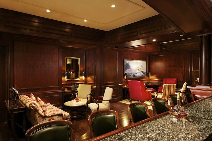 Lounge 52 of 61