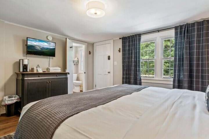 The Aurora Inn & Cottages