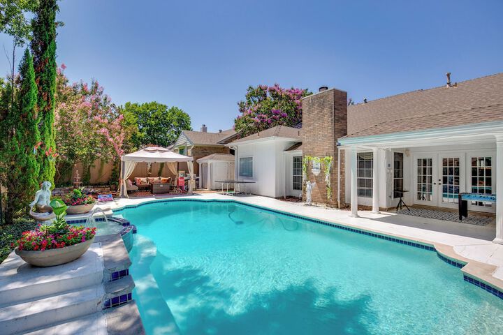 Walk to Lake! Rowlett Escape w / Fire Pit & Views