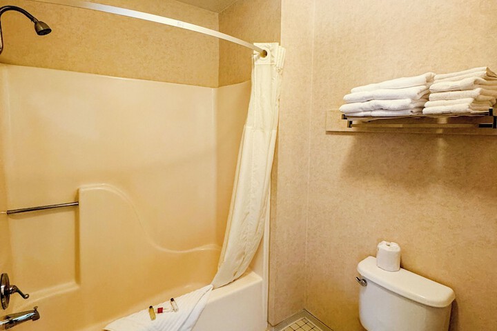 Days Inn by Wyndham Mackinaw City - Lakeview