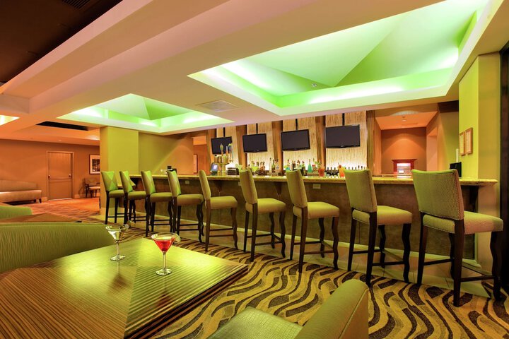 Lounge 40 of 49