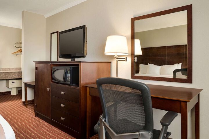 Room 28 of 35