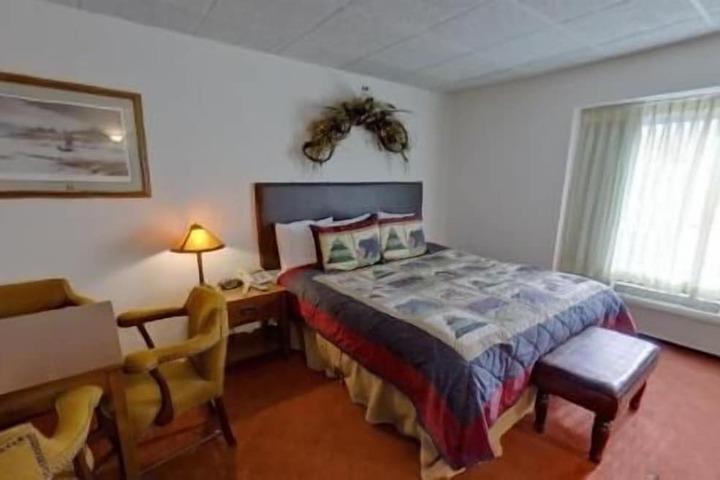 Riverbank Lodge