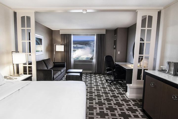 Hilton Niagara Falls / Fallsview Hotel & Suites