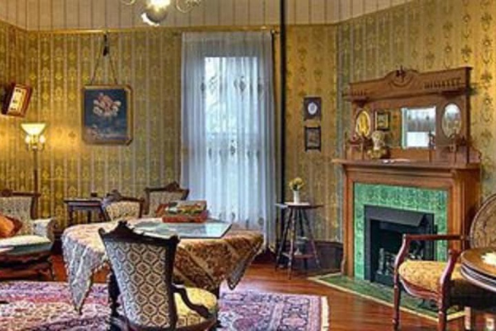 Gingerbread Mansion Inn