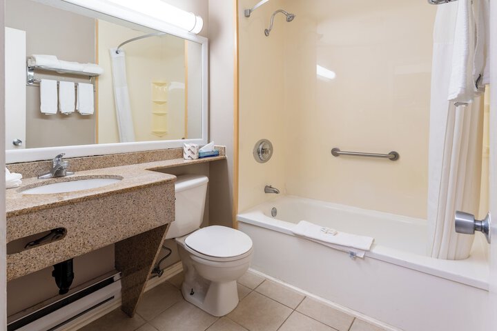 Super 8 by Wyndham Gananoque / Country Squire Resort
